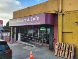 Lucky's Bakery Cafe outside