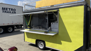 Country Style Chef Andrews Food Truck outside