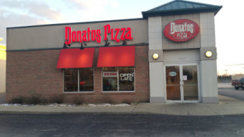 Donatos Pizza outside