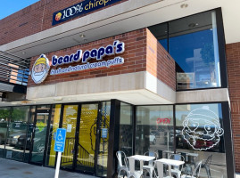 Beard Papa's outside