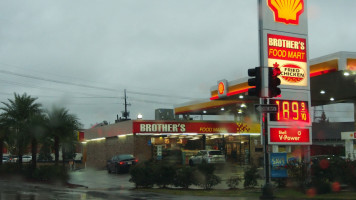 Brother's Food Mart outside
