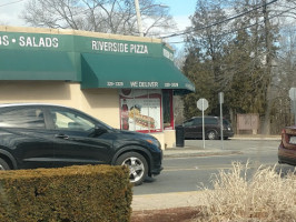 Riverside Pizza outside