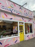 Carytown Cupcakes outside