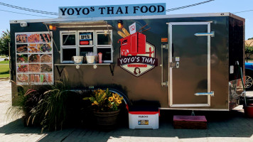 Yoyo's Thai Food Truck outside