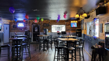 Lou's Tavern inside