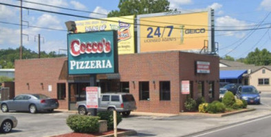Cocco's Pizza outside