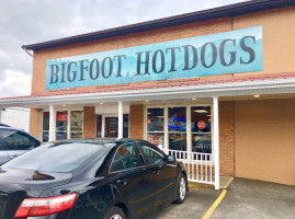 Bigfoot Hotdogs outside