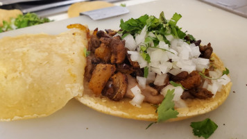 Elly's Mexican Tacos food