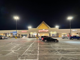 Giant Eagle Supermarket outside