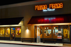 Mangia Mangia Restaurant outside