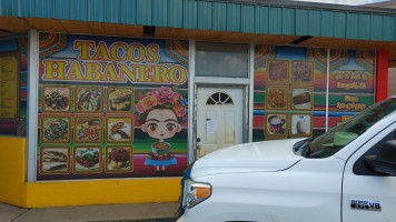Tacos Habanero outside