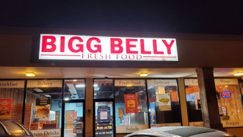 Bigg Belly outside
