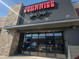 Johnnie's Charcoal Broiler outside