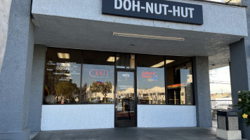 Doh-nut-hut outside