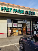 Fast Fresh Pizza outside