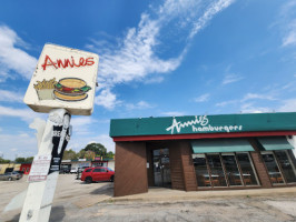Annies Hamburgers outside
