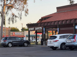 Sunny Donuts outside