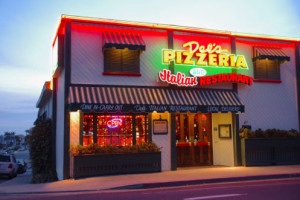 Del's Pizzeria outside