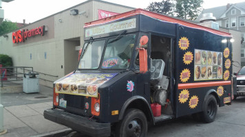 Julio's Gourmet Food Truck outside
