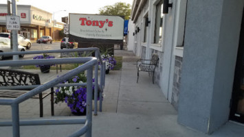 Tony's Family Breakfast Cafe outside