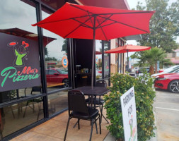 Mia's Pizzeria outside