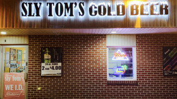 Sly Tom's Take Out Beer food