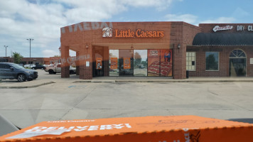 Little Caesars Pizza outside