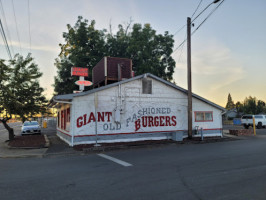 Giant Burger outside