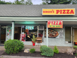 Sergios Pizza outside
