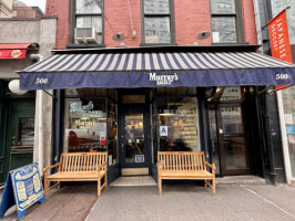 Murray's Bagels outside