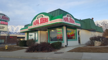 Papa Johns Pizza outside