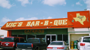 Vic's -b-que outside