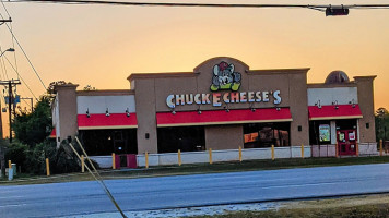 Chuck E. Cheese food