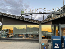 Shake Shack New Hyde Park outside
