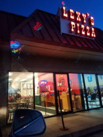 Lexy's Pizza outside