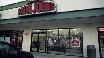 Papa Johns Pizza outside