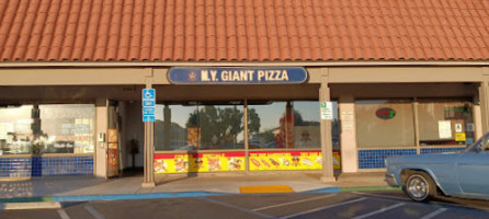 Ny Giant Pizza outside