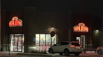 Papa Johns Pizza outside