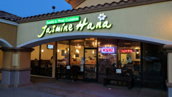 Jasmine Hana outside