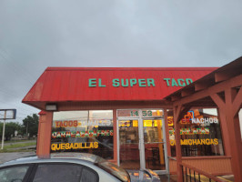 El Super Taco outside