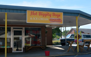 Hot Diggity Dogs And Ice Cream outside