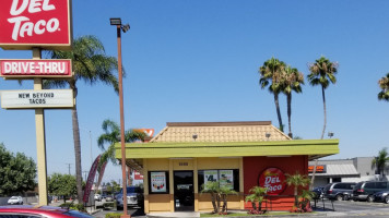 Del Taco outside