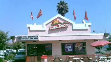 Del Taco outside