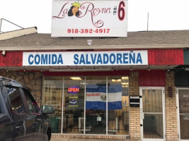 La Reyna Salvadoreña outside