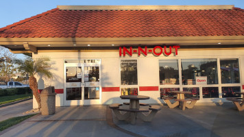 In-n-out Burger outside