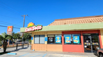 Del Taco outside