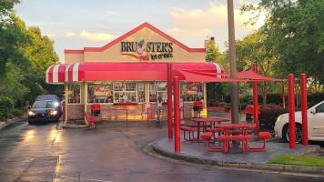 Bruster's Real Ice Cream outside