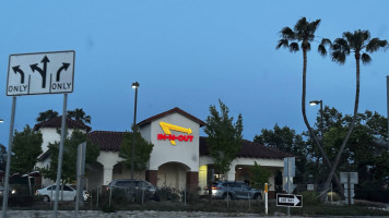 In-n-out Burger outside