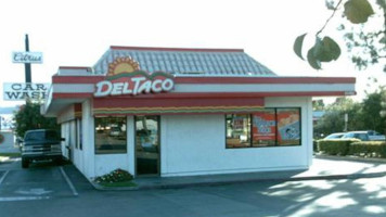 Del Taco outside