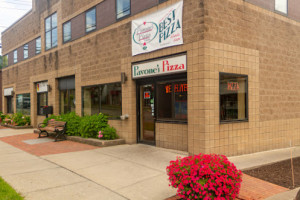 Pavone's Pizza outside